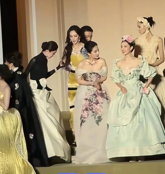 对钟楚曦C位审判该停了，站位是啥大事吗？对女生集体围剿合适吗
