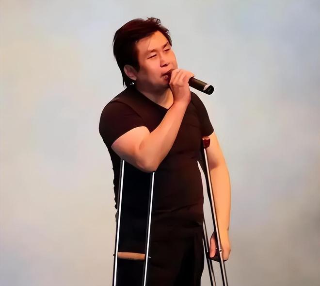 郑智化怒斥事件升级！再点名3个机场，满腹委屈，网友：赶紧退圈