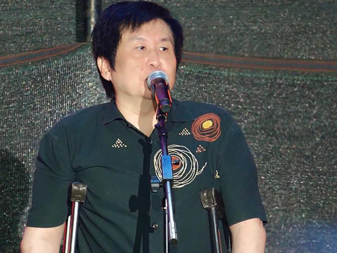郑智化怒斥事件升级！再点名3个机场，满腹委屈，网友：赶紧退圈