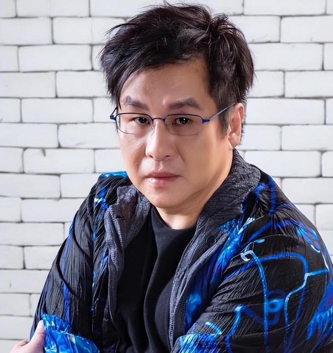 郑智化怒斥事件升级！再点名3个机场，满腹委屈，网友：赶紧退圈