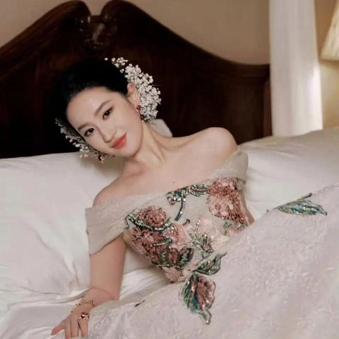 刘亦菲拒绝换国籍？杨紫上花少8？黄晓明转型又扑街？钟楚曦全面公关？作妖老板跪舔新太子？