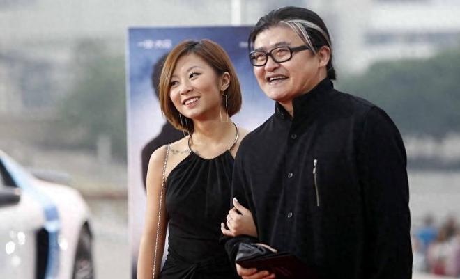 刘欢女儿大婚现场！卢璐打扮喜庆，刘欢很不舍，新郎身份曝光