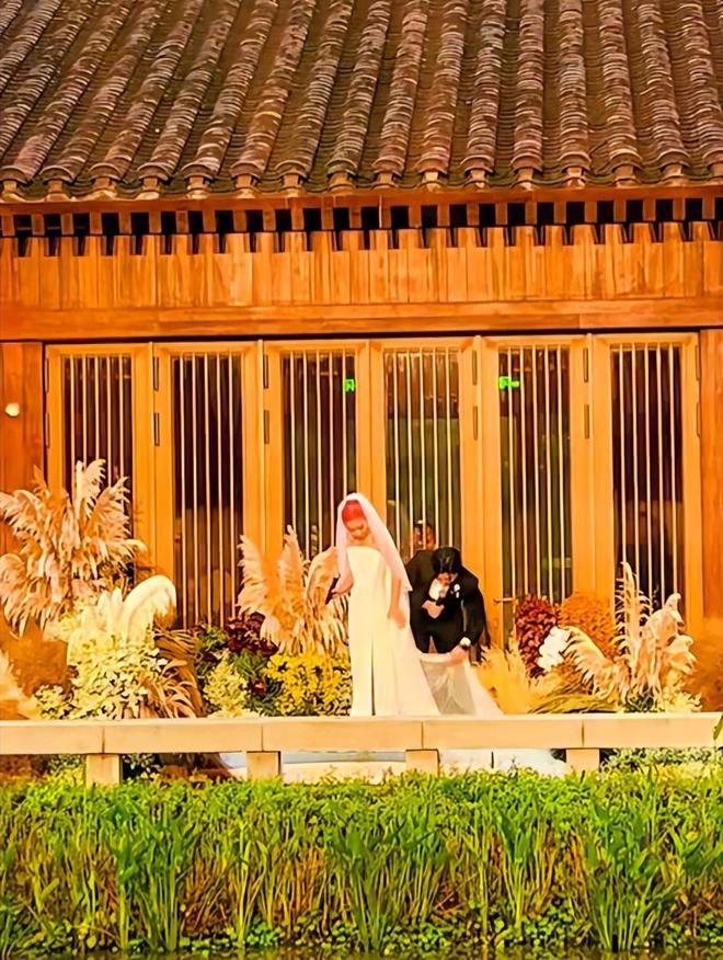 刘欢女儿大婚现场！卢璐打扮喜庆，刘欢很不舍，新郎身份曝光