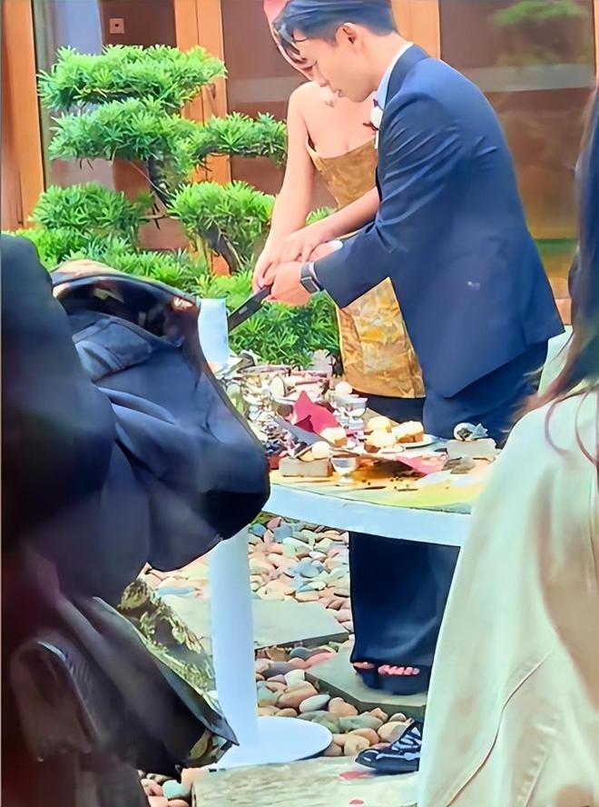 刘欢女儿大婚现场！卢璐打扮喜庆，刘欢很不舍，新郎身份曝光