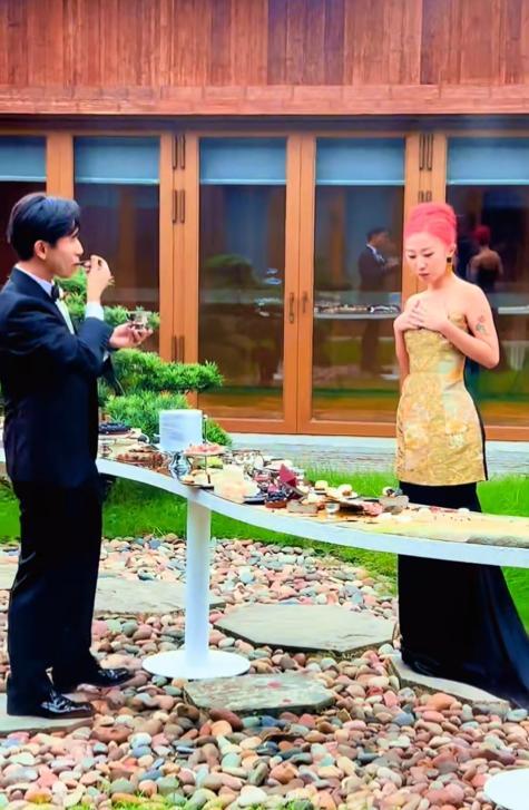 刘欢女儿大婚现场！卢璐打扮喜庆，刘欢很不舍，新郎身份曝光