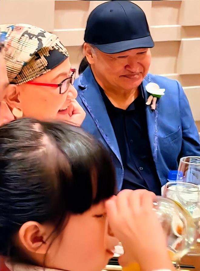 刘欢女儿大婚现场！卢璐打扮喜庆，刘欢很不舍，新郎身份曝光