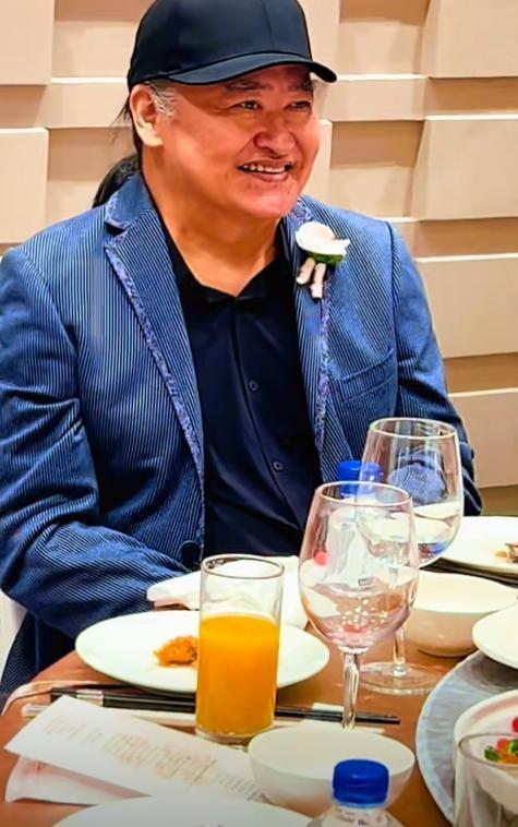 刘欢女儿大婚现场！卢璐打扮喜庆，刘欢很不舍，新郎身份曝光