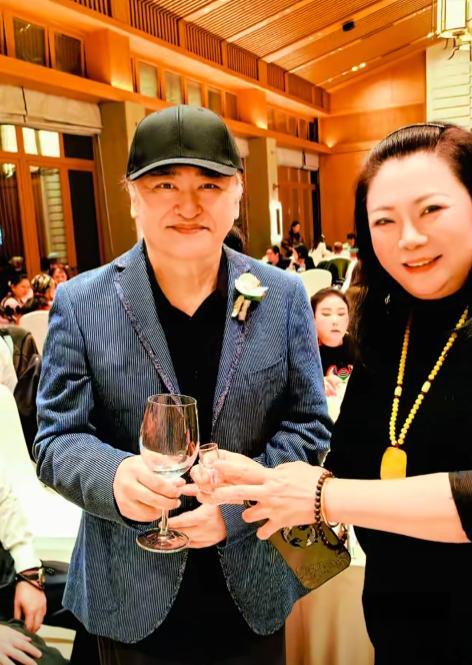 刘欢女儿大婚现场！卢璐打扮喜庆，刘欢很不舍，新郎身份曝光