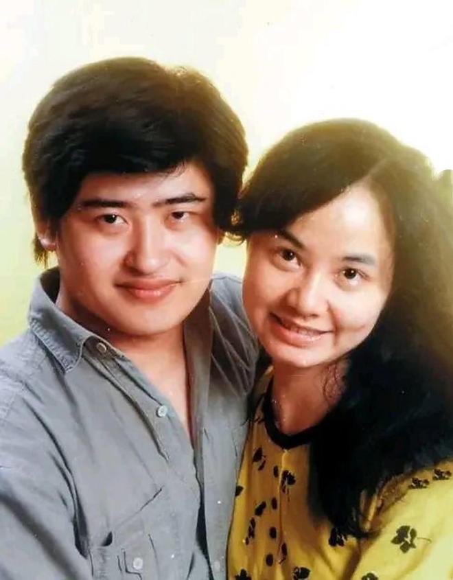 刘欢女儿大婚现场！卢璐打扮喜庆，刘欢很不舍，新郎身份曝光