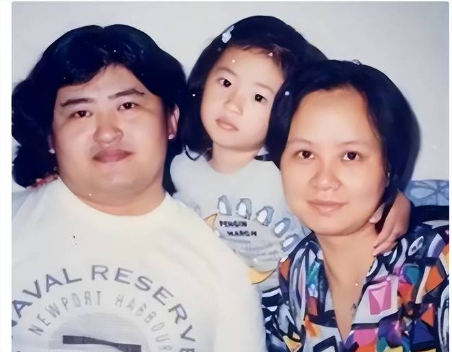刘欢女儿大婚现场！卢璐打扮喜庆，刘欢很不舍，新郎身份曝光