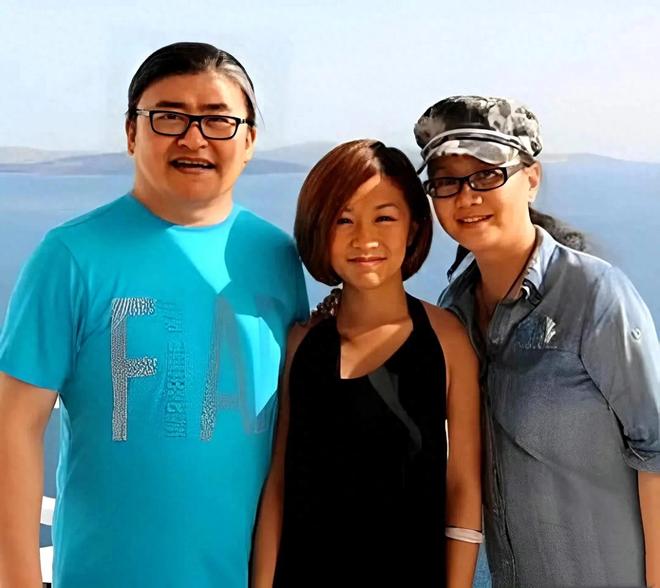刘欢女儿大婚现场！卢璐打扮喜庆，刘欢很不舍，新郎身份曝光