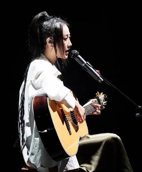 陈粒自曝耳机爆炸，一个月三次！粉丝心疼：“草台班子”何时休？