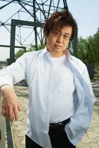 郑智化吐槽机场反转？监控曝光没连滚带爬，疑表述夸大，该信谁？