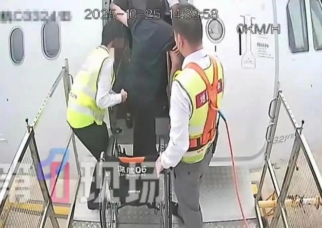 郑智化吐槽机场反转？监控曝光没连滚带爬，疑表述夸大，该信谁？