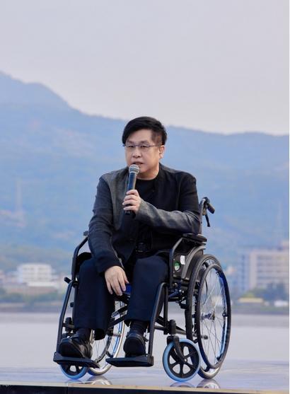 郑智化吐槽机场反转？监控曝光没连滚带爬，疑表述夸大，该信谁？
