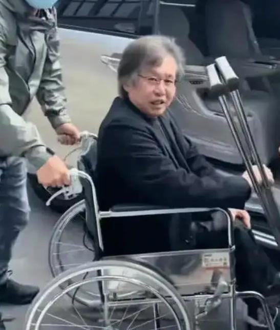 郑智化吐槽机场反转？监控曝光没连滚带爬，疑表述夸大，该信谁？