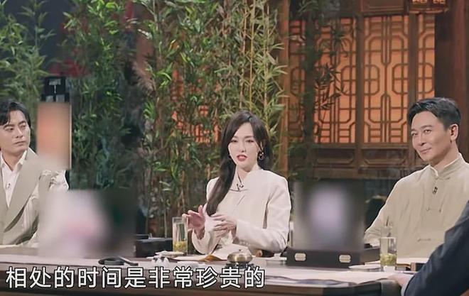 唐嫣分居风波后首露面，穿西装出席女性对话会，男方IP显示北京