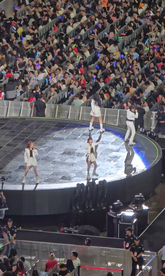 五月天力捧台独艺人惹争议！暖场演出歌迷无声抗议，阿信上台卖惨