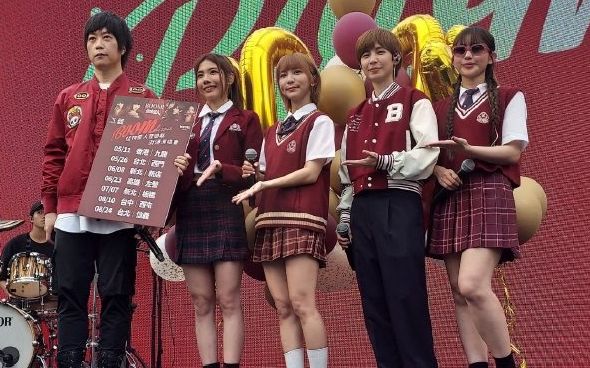 五月天力捧台独艺人惹争议！暖场演出歌迷无声抗议，阿信上台卖惨