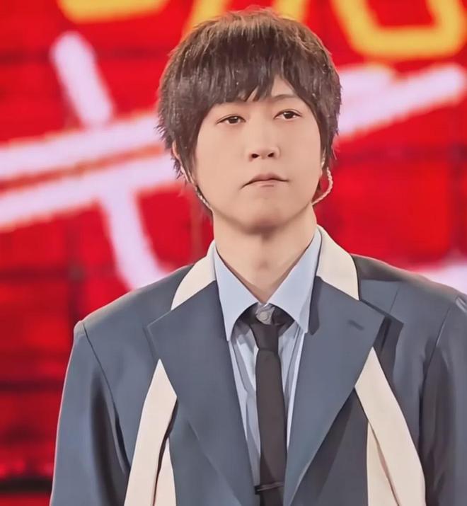 五月天力捧台独艺人惹争议！暖场演出歌迷无声抗议，阿信上台卖惨
