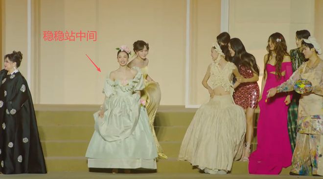 钟楚曦过往争议被扒，对苗苗黑脸、戛纳霸占楼梯，一进圈就有野心