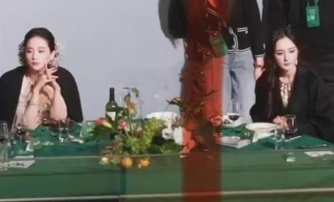 杨幂刘亦菲后台画面曝光，同桌零互动气氛尴尬，深扒两人闹僵原因
