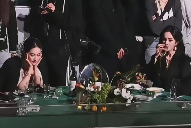 杨幂刘亦菲后台画面曝光，同桌零互动气氛尴尬，深扒两人闹僵原因