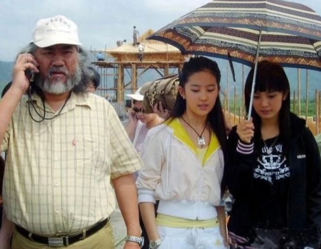 杨幂刘亦菲后台画面曝光，同桌零互动气氛尴尬，深扒两人闹僵原因
