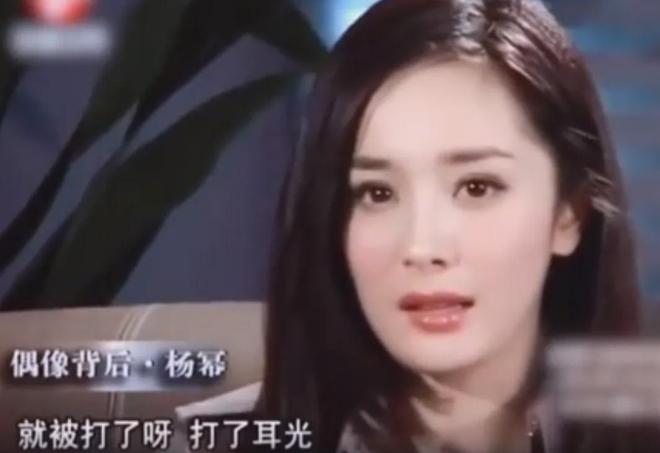 杨幂刘亦菲后台画面曝光，同桌零互动气氛尴尬，深扒两人闹僵原因