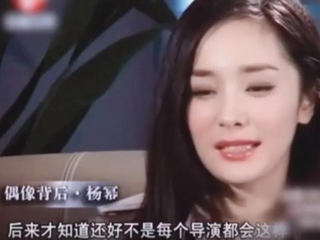 杨幂刘亦菲后台画面曝光，同桌零互动气氛尴尬，深扒两人闹僵原因