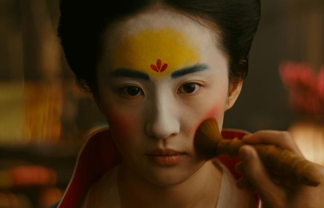 杨幂刘亦菲后台画面曝光，同桌零互动气氛尴尬，深扒两人闹僵原因