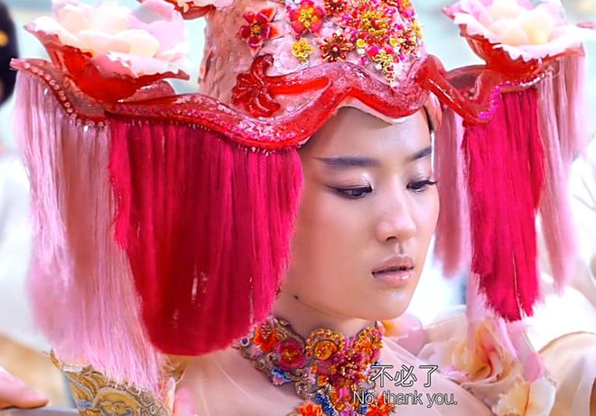 杨幂刘亦菲后台画面曝光，同桌零互动气氛尴尬，深扒两人闹僵原因