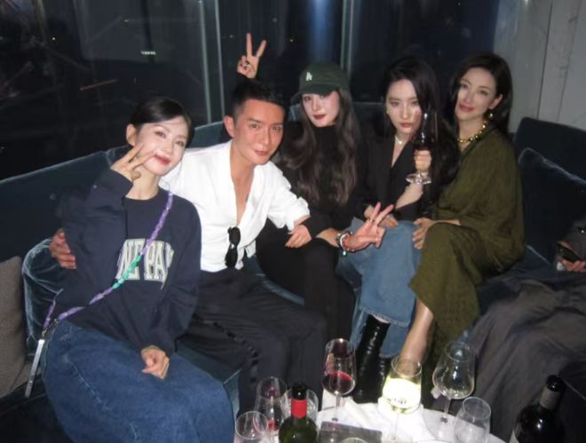 杨幂刘亦菲后台画面曝光，同桌零互动气氛尴尬，深扒两人闹僵原因