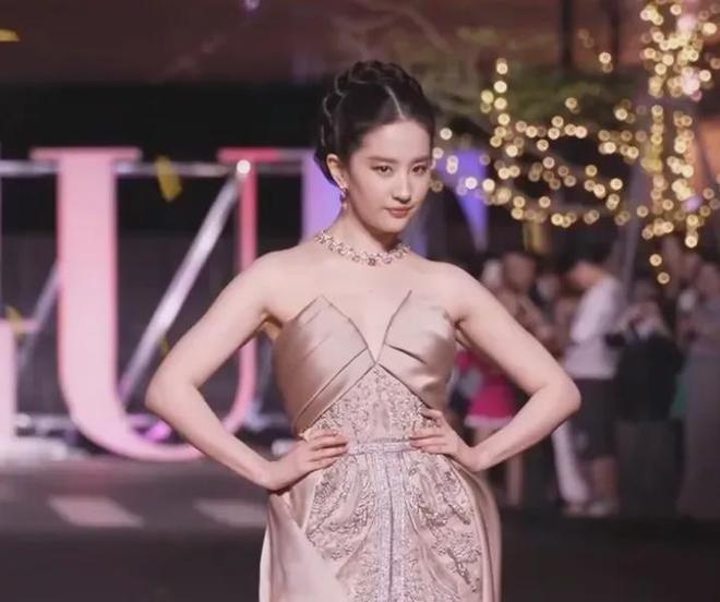 杨幂刘亦菲后台画面曝光，同桌零互动气氛尴尬，深扒两人闹僵原因