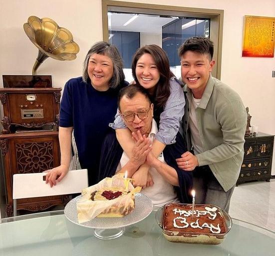 好友曝许绍雄能听到讲话，曾开奔驰拍戏，移民新加坡住400平豪宅
