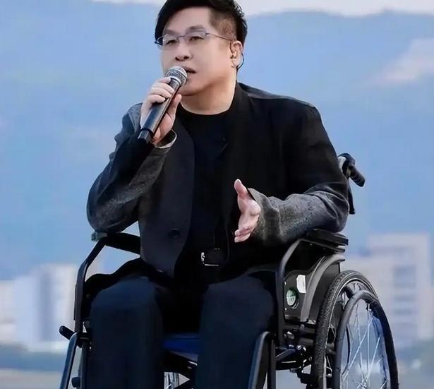 机场监控曝光郑智化道歉：连滚带爬是一时气话，改口夸服务人员好