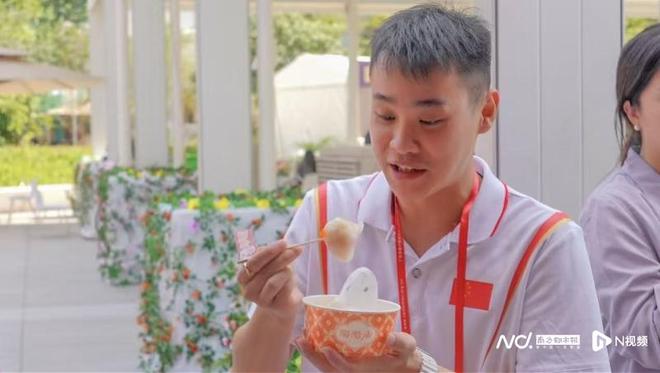 广式点心大PK！李小鹏、张雁全、曹利佳都爱虾饺