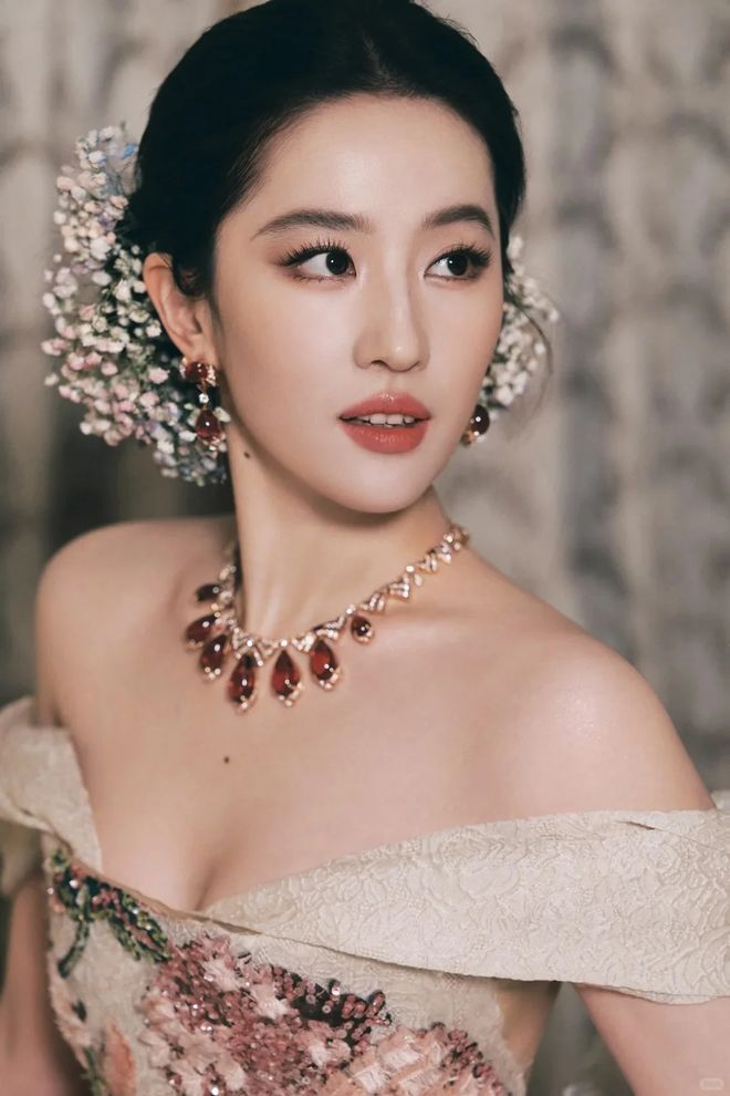 刘亦菲压轴艳压，为何话题却被“她”抢走？