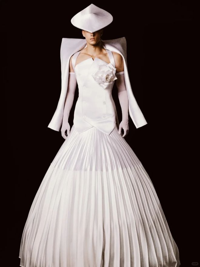 刘亦菲压轴艳压，为何话题却被“她”抢走？