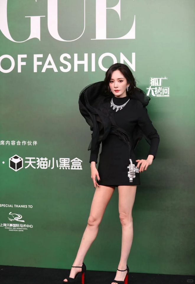 刘亦菲压轴艳压，为何话题却被“她”抢走？