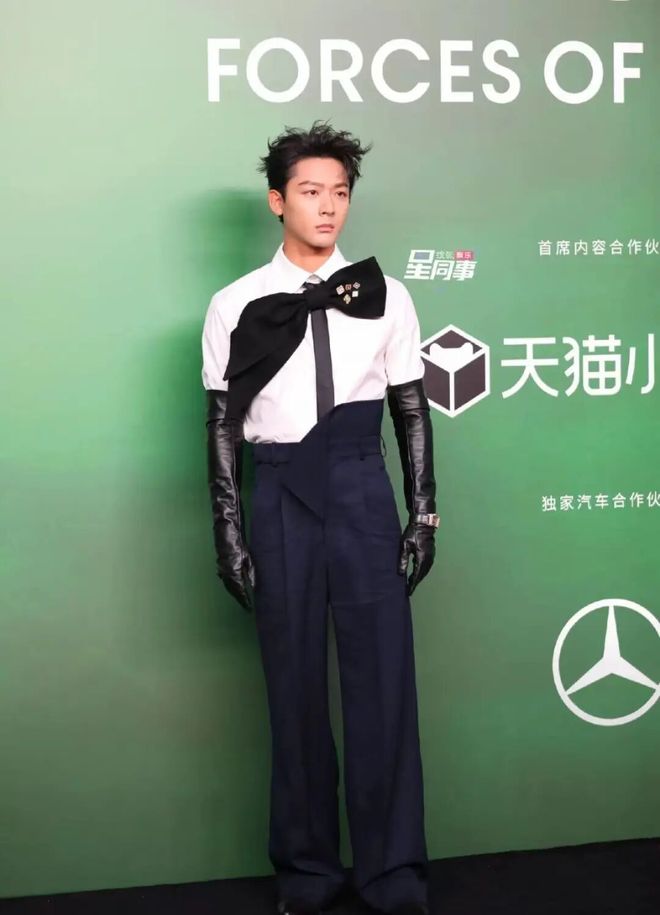 刘亦菲压轴艳压，为何话题却被“她”抢走？