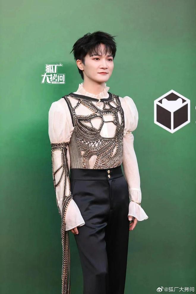 刘亦菲压轴艳压，为何话题却被“她”抢走？