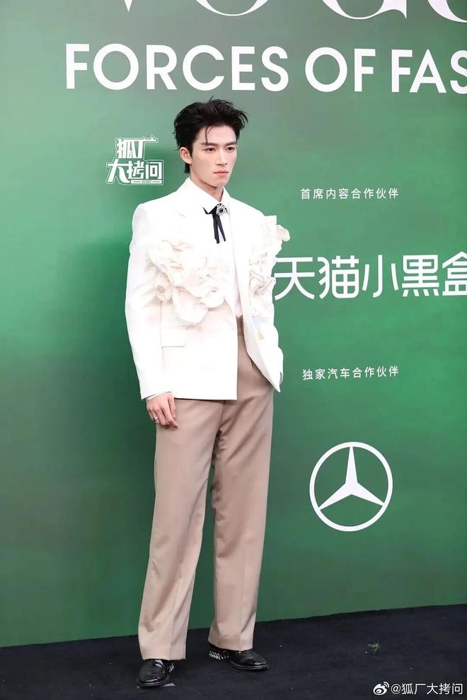 刘亦菲压轴艳压，为何话题却被“她”抢走？