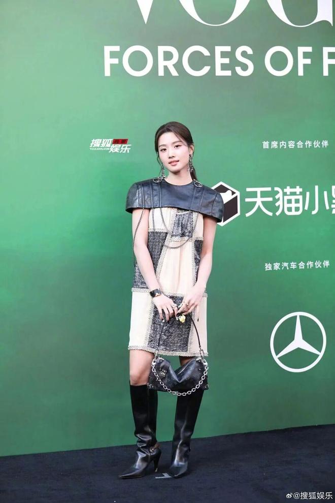 刘亦菲压轴艳压，为何话题却被“她”抢走？