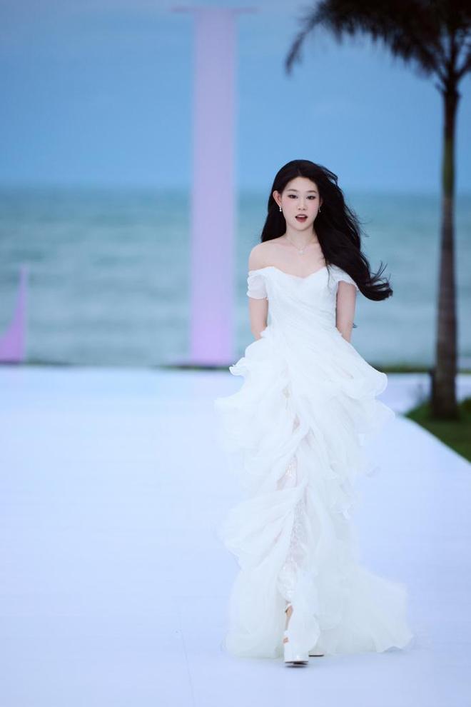 红毯看点多！代露娃摔3次，沈佳润走过头，张予曦被吹成“海胆”