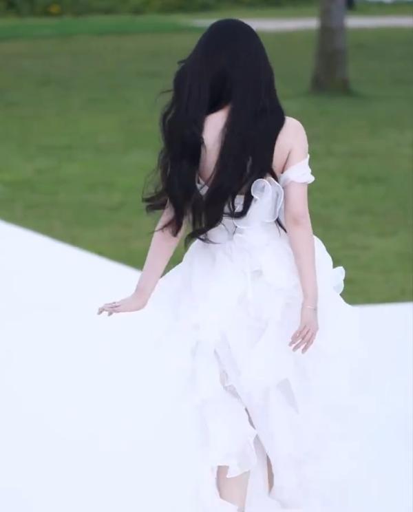 红毯看点多！代露娃摔3次，沈佳润走过头，张予曦被吹成“海胆”