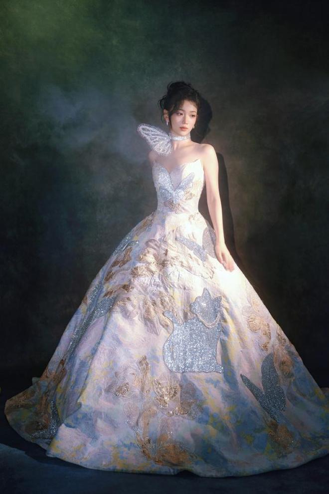 红毯看点多！代露娃摔3次，沈佳润走过头，张予曦被吹成“海胆”