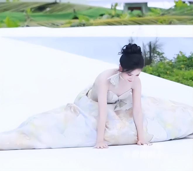 红毯看点多！代露娃摔3次，沈佳润走过头，张予曦被吹成“海胆”