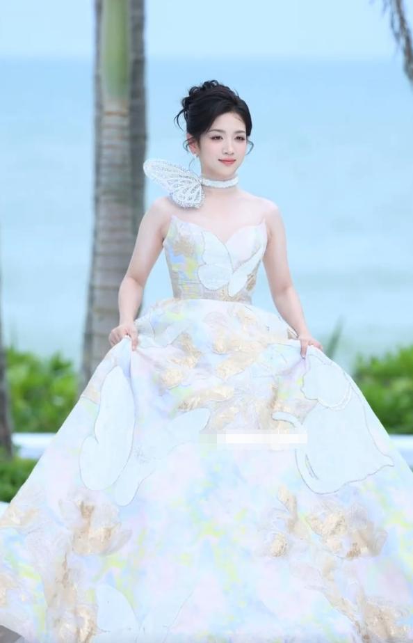 红毯看点多！代露娃摔3次，沈佳润走过头，张予曦被吹成“海胆”