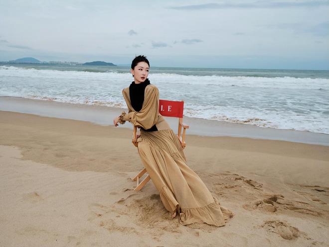 红毯看点多！代露娃摔3次，沈佳润走过头，张予曦被吹成“海胆”